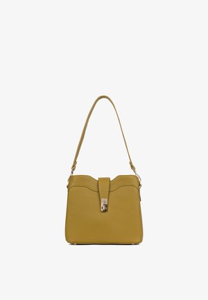 Mosterdgele leren handtas met een gebogen bovenrand, een enkele schouderriem en een voorste riemsluiting met metalen beslag.
