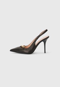 Musta nahkainen slingback-korokepohja, jossa on terävä kärki, kultainen metalliosuus ja tyylikäs muotoilu. Suuri tekstuuri, jossa on kiiltävä pinta.