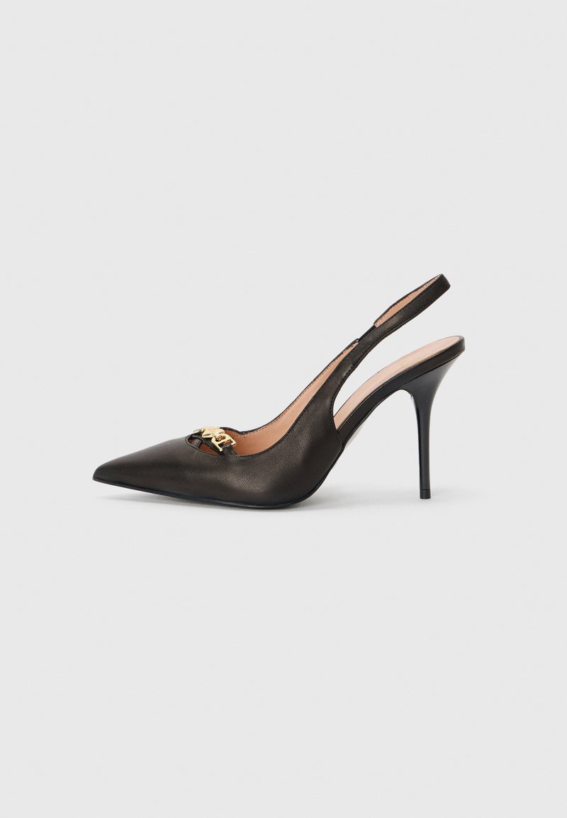 Musta nahkainen slingback-korokepohja, jossa on terävä kärki, kultainen metalliosuus ja tyylikäs muotoilu. Suuri tekstuuri, jossa on kiiltävä pinta.