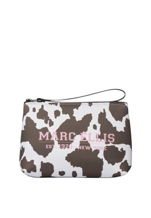 Piccola pochette da polso con stampa di mucca bianca e nera e testo rosa "Marc Ellis Est. 1920 New York," con cerniera e cinturino neri.