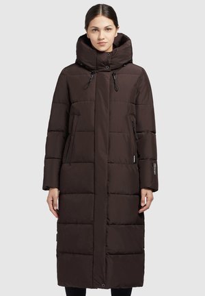 Bruine gewatteerde jas met een hoge kraag, voorzien van een ritszak, trekkoorden en horizontale quilt. De jas reikt tot halverwege de kuit.