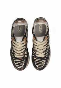 Zapatillas con patrón de cebra en marrón y negro, con parte superior texturizada, cordones beige y una suela blanca. Presentan acentos del logo en dorado.