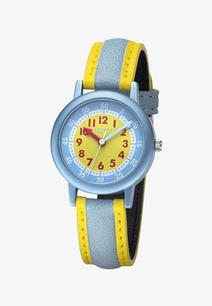 Montre analogique pour enfants avec bracelet bleu et jaune, boîtier bleu, cadran jaune, chiffres rouges des heures, et aiguilles des heures rouges distinctes ainsi qu'aiguille des minutes bleue.