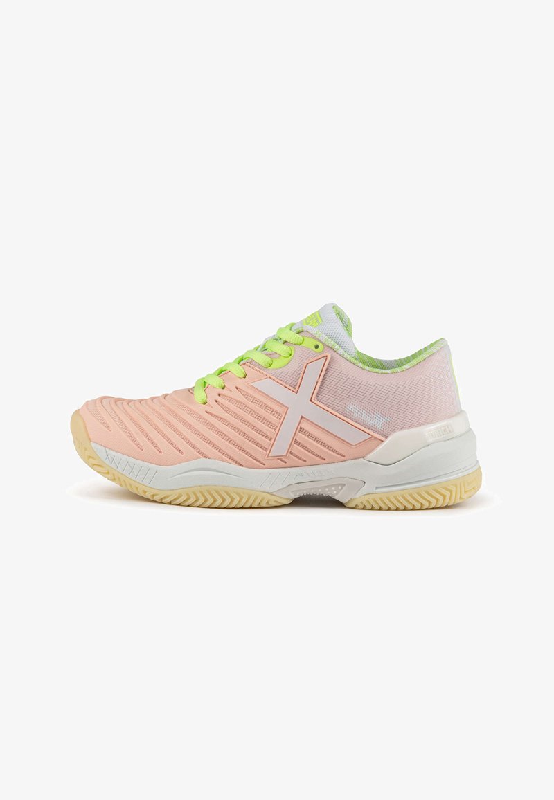 Baskets de sport roses avec une tige en mesh, accents blancs et lacets verts. Dotées d'une surface texturée et d'une semelle en caoutchouc avec une adhérence à motifs.
