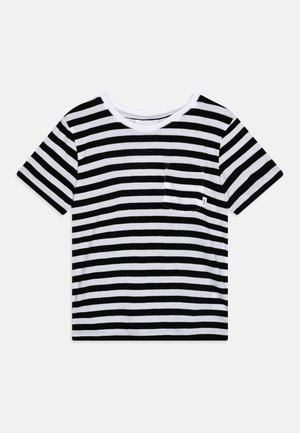 T-shirt à rayures noires et blanches avec des manches courtes, col rond, et une poche sur la poitrine gauche ; fabriqué en tissu doux.