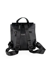 Mochila negra de cuero con acabado texturizado, correas de tela ajustables, bolsillo con cremallera en la parte frontal y detalle del logo en la corredera superior.