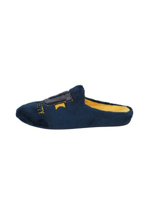 Zapatillas de felpa de color azul marino con una textura suave, que presentan un logo en la parte superior y un interior amarillo en contraste. Diseño de tipo slip-on con puntera redondeada.