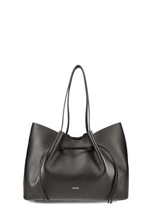Bolso tote de cuero negro con doble asa de hombro y detalle de cordón frontal, con pequeño logo de marca dorado.