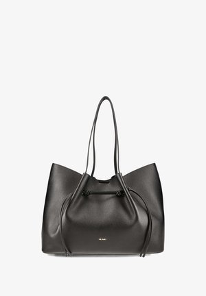 Sac cabas en cuir noir avec doubles anses d’épaule et un détail à cordon sur le devant, avec un petit logo de marque doré.