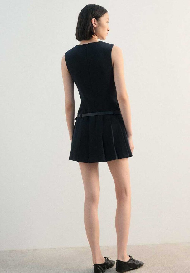 Robe Plissée MANGO Noir Marine Taille L - Occasion En Très Bon état