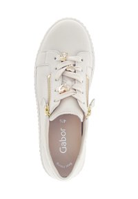Witte sneaker met gouden ritsen en decoratieve bedels aan de veters, gemarkeerd met "Gabor" en maat 41,5, bekeken van bovenaf.