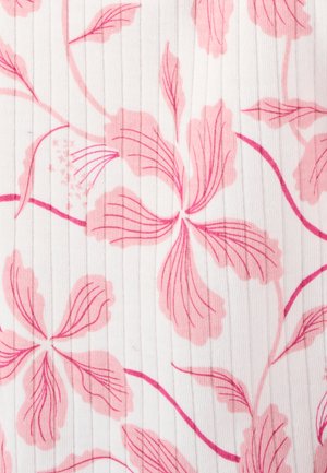 Tessuto floreale con fiori di ibisco rosa e foglie verdi su uno sfondo bianco, caratterizzato da una leggera trama a coste.