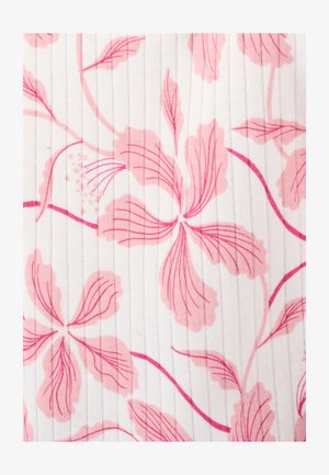 Tessuto floreale con fiori di ibisco rosa e foglie verdi su uno sfondo bianco, caratterizzato da una leggera trama a coste.