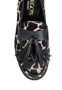 Loaferki w panterkę, wykonane z miękkiego futra, z czarnym skórzanym paskiem i frędzlami, o płaskim, okrągłym nosku.