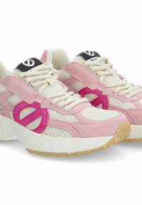 Le scarpe da atletica rosa e bianche presentano materiali in rete e camoscio, un'intersuola testurizzata e un logo rosa prominente sul lato.