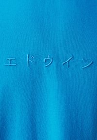 Edwin KATAKANA EMBROIDERY - Marškinėliai su spaudiniu - diva blue
