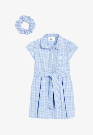 Vestido a cuadros azul y blanco con mangas cortas, cuello, botones en la parte delantera, bolsillo y cinturón de lazo, acompañado de una diadema a juego.