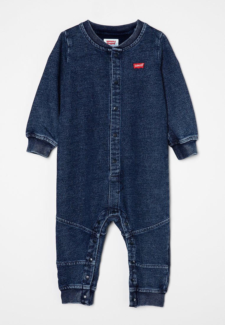 Dunkelblauer Denim-Overall mit langen Ärmeln. Verfügt über einen durchgehenden Knopfverschluss, gerippte Bündchen und einen Druckknopfverschluss an den Beinen. Levi's-Logo-Patch vorhanden.