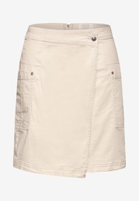 Beige wikkelrok met twee zijzakken, een ritsluiting en een knoopdetail. Gemaakt van een soepele stof met een subtiele textuur.