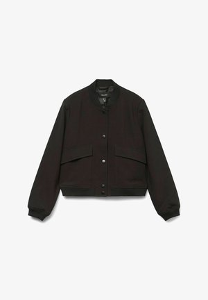 Crna bomber jakna od mekog materijala, sa okruglim ovratnikom, prednjim kopčanjem na dugmad i dva velika bočna džepa. Elastične manžete i rub.