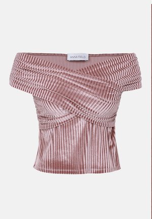 Off-shoulder topp i myk, blush rosa fløyel med vertikal ribbet tekstur og innpakket design. Merket sier "Anna Field."