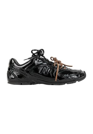 Sort skinnende sneaker med blandede sorte og brune snørebånd, sidelogo og lavprofilsål på hvid baggrund.
