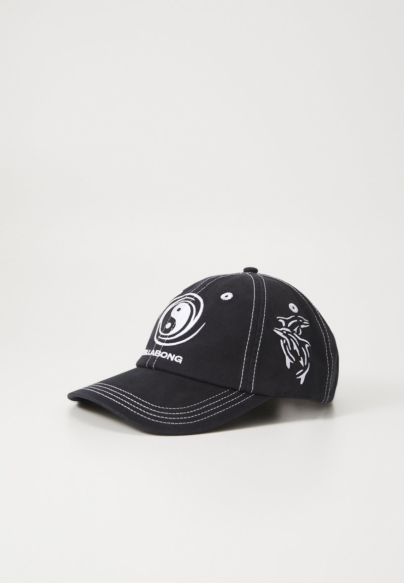 Căciulă de baseball neagră din bumbac, cu cusături albe, un logo yin-yang și modele grafice pe lateral. Visor curbat.