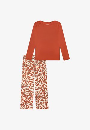 Oranžový dlouhý rukáv se zaobleným výstřihem spárovaný s krémovými kalhotami s červeným listovým vzorem a skvrnitými akcenty.