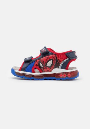 Børne sandal med åben tå i blå, rød og marineblå farver, Spider-Man ansigtsgrafik, justerbare remme og lysende sål på hvid baggrund.