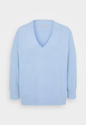 Sweater azul claro, de corte solto, com decote em V, gola e barra caneladas, feito de um material macio e texturizado. Mangas longas.