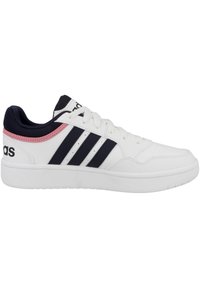 Zapatilla deportiva blanca con acentos en marino, tres rayas marinas oscuras y una pestaña en el talón rosa. Presenta un upper de cuero suave y suela de goma.