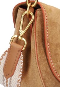 Tan suède handtas met gouden hardware, bruine leren schouderband en geweven roomkleurige accenten. Zichtbare gestikte details langs de randen.