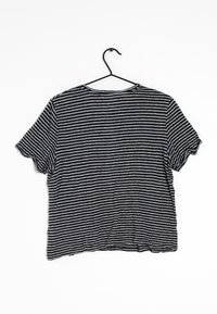 Stribet kortærmet skjorte i sort og hvid, med en afslappet pasform og rund halsudskæring. Stoffet ser blødt ud med en let tekstureret finish.