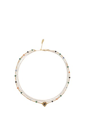 Collar delicado de tres hilos con cadena de oro, cuentas multicolores, perlas blancas y un colgante de corazón dorado con un centro negro.