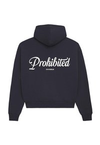 Marineblå hættetrøje med "Forbudt" i hvid skråskrift på bagsiden, der har et cropped design samt ribstrikkede manchetter og kant.