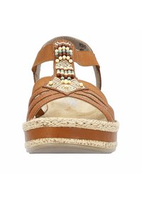 Bruine leren sandaal met een geweven ontwerp, decoratieve kralen en verstelbare banden. De dikke jute touwen zool biedt extra hoogte en stabiliteit.