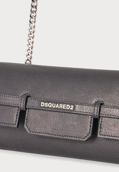 Sac à main en cuir noir avec bandoulière chaîne argentée et logo DSQUARED2 argenté sur le rabat avant.