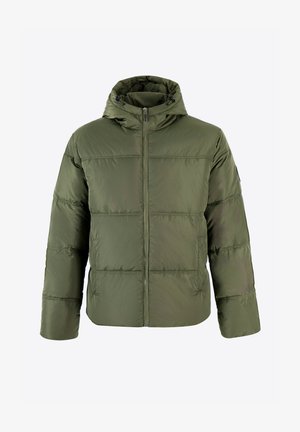 Groene pufferjack met een capuchon, met horizontale stiksels, een ritssluiting aan de voorkant en elastische manchetten voor een goede pasvorm. Gemaakt van lichtgewicht stof.