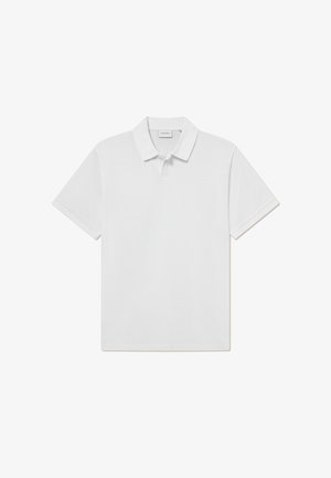 Cămașă polo albă din bumbac, cu guler clasic, mâneci scurte și un mic logo pe piept. Textură simplă și netedă.