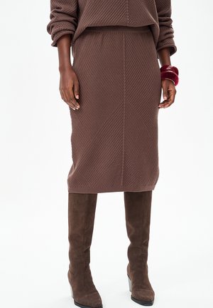 - Spódnica ołówkowa