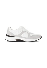 Sneaker met een wit lederen bovenwerk en lichtgrijze suede accenten, geperforeerde details, vetersluiting en een zwarte rubberen zool.