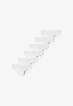 Six culottes blanches unies de style bikini pour femmes, disposées en ligne diagonale sur un fond blanc.