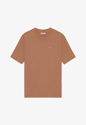 Roestkleurig katoenen t-shirt met een ronde hals, korte mouwen en een klein geborduurd logo op de borst. Soepele textuur en een comfortabele pasvorm.