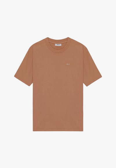T-shirt in cotone color ruggine con scollatura rotonda, maniche corte e piccolo logo ricamato sul petto.Texture liscia e vestibilità rilassata.