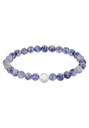 Blau- und graumusterte Perlenarmband mit runden Steinen und einem silbernen Akzent mit eingraviertem Branding. Glatte Textur, elastischer Sitz.