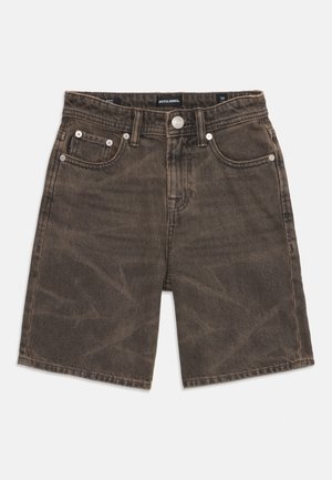 Pantalones cortos de mezclilla marrones con corte recto, cinco bolsillos, botones metálicos y una sutil textura desgastada. Cuenta con una etiqueta de marca en la cinturilla.