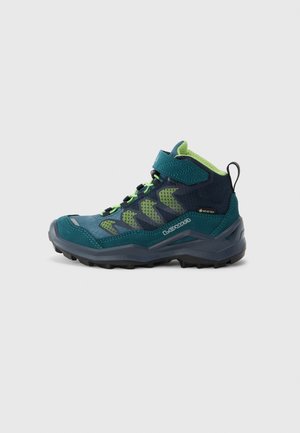Scarponcino da trekking a metà altezza in verde acqua e blu navy. Presenta materiali in mesh e sintetici, dettagli verdi, cinturino regolabile e suola esterna robusta nera.