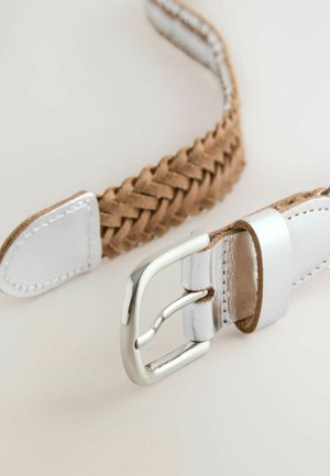 Cintura intrecciata in suede beige con dettagli in pelle bianca e fibbia in metallo argento. Presenta cuciture per una chiusura sicura.