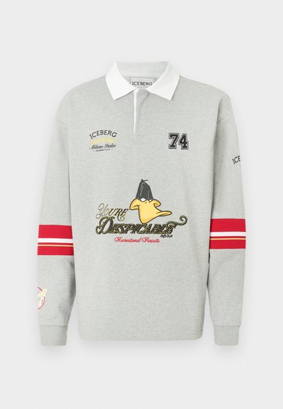 Γκρι μακρυμάνικο πόλο φτιαγμένο από βαμβάκι, με λευκό γιακά, κόκκινες ρίγες στους μανίκους και εκτυπώσεις που περιλαμβάνουν μια πάπια και κείμενο.