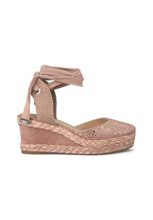 Espadrille con zeppa in morbido suede rosa chiaro, con suola in juta intrecciata. Presenta dettagli a taglio sulla punta e una cinghia alla caviglia in tessuto regolabile.